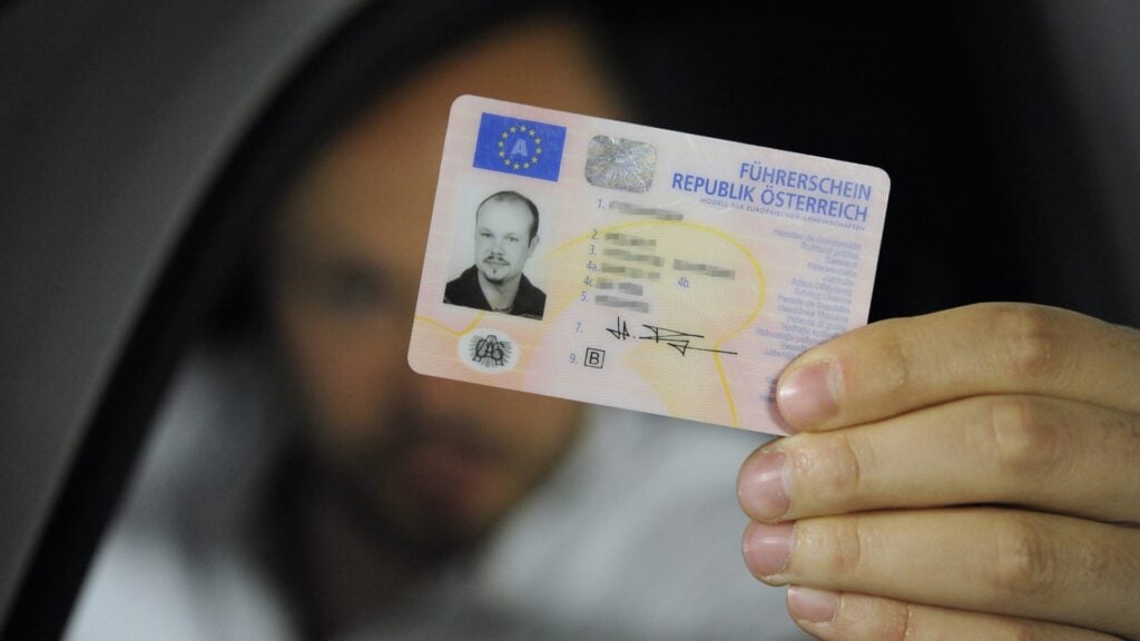 Kjøpe et legitimt førerkort fra EU, Storbritannia, Canada eller USA. Kjøp europeiske førerkort, få oppholdstillatelse, skaff pass og ID-kort, inkludert diplomatpass. Vi tilbyr en rekke alternativer, for eksempel tyske førerkort, nederlandske ID-kort og britiske lisenser. Kjøp førerkort, skaff deg et europeisk førerkort, skaff deg et internasjonalt førerkort, få tilbake det inndratte førerkortet. Kjøp båtlisens og skaff deg jaktlisens, skipslisens og mer.